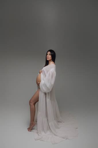 Ensaio gestante Curitiba em estudio fotografia minimalista clean atemporal elegante fashion 