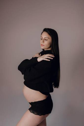 Ensaio gestante Curitiba em estudio fotografia minimalista clean atemporal elegante fashion