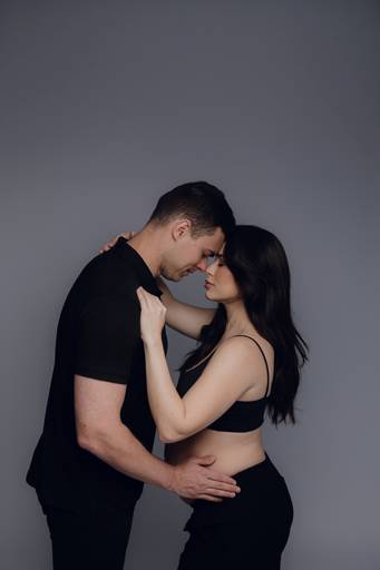 Ensaio gestante Curitiba em estudio fotografia minimalista clean atemporal elegante fashion