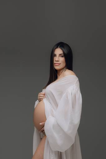 Ensaio gestante Curitiba em estudio fotografia minimalista clean atemporal elegante fashion 