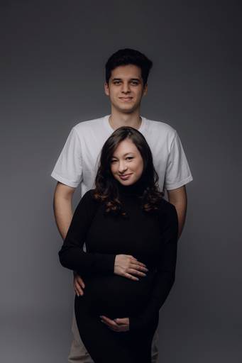 Ensaio gestante Curitiba em estudio fotografia minimalista clean atemporal elegante fashion