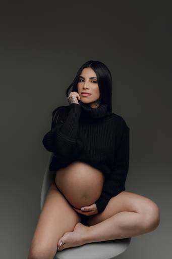 Ensaio gestante Curitiba em estudio fotografia minimalista clean atemporal elegante fashion 
