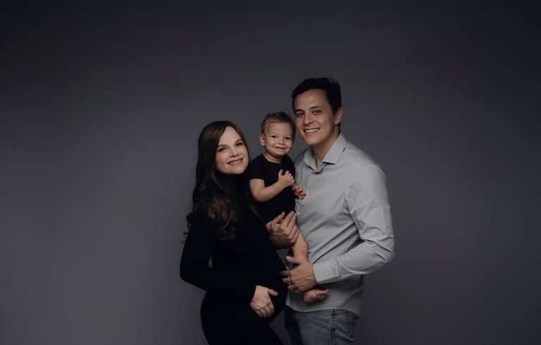 Ensaio gestante Curitiba em estudio fotografia minimalista clean atemporal elegante fashion