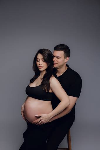 Ensaio gestante Curitiba em estudio fotografia minimalista clean atemporal elegante fashion