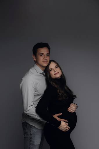 Ensaio gestante Curitiba em estudio fotografia minimalista clean atemporal elegante fashion