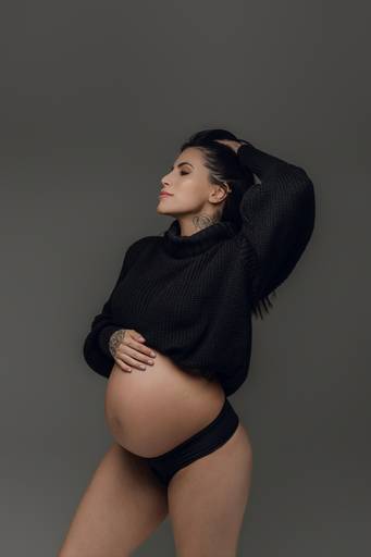 Ensaio gestante Curitiba em estudio fotografia minimalista clean atemporal elegante fashion 