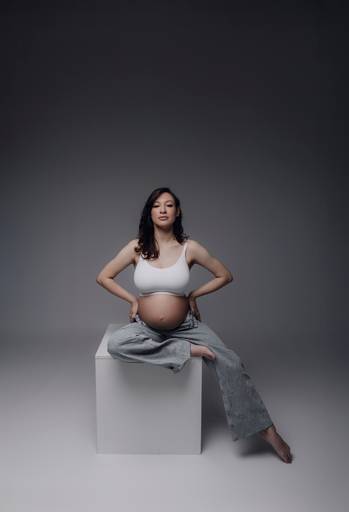 Ensaio gestante Curitiba em estudio fotografia minimalista clean atemporal elegante fashion