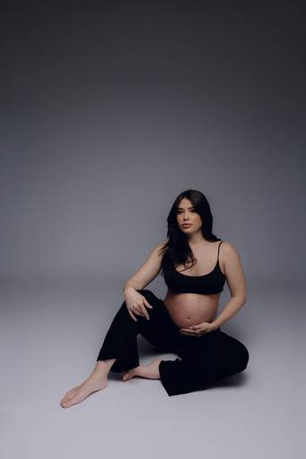 Ensaio gestante Curitiba em estudio fotografia minimalista clean atemporal elegante fashion