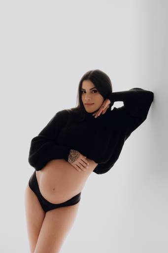 Ensaio gestante Curitiba em estudio fotografia minimalista clean atemporal elegante fashion 