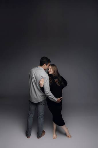 Ensaio gestante Curitiba em estudio fotografia minimalista clean atemporal elegante fashion