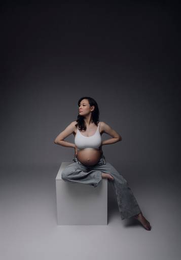 Ensaio gestante Curitiba em estudio fotografia minimalista clean atemporal elegante fashion