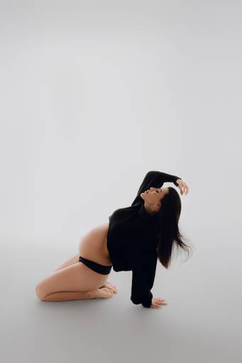 Ensaio gestante Curitiba em estudio fotografia minimalista clean atemporal elegante fashion 