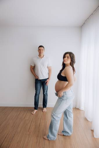 Ensaio gestante Curitiba em estudio fotografia minimalista clean atemporal elegante fashion