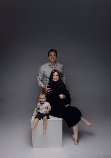 Ensaio gestante Curitiba em estudio fotografia minimalista clean atemporal elegante fashion