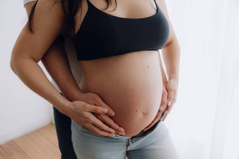 Ensaio gestante Curitiba em estudio fotografia minimalista clean atemporal elegante fashion