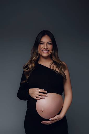 Ensaio gestante Curitiba em estudio fotografia minimalista clean atemporal elegante fashion 