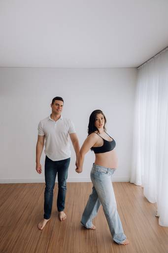 Ensaio gestante Curitiba em estudio fotografia minimalista clean atemporal elegante fashion