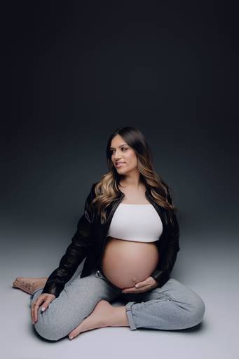 Ensaio gestante Curitiba em estudio fotografia minimalista clean atemporal elegante fashion 