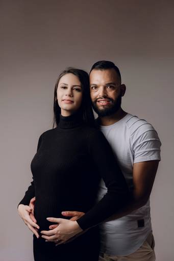 Ensaio gestante Curitiba em estudio fotografia minimalista clean atemporal elegante fashion