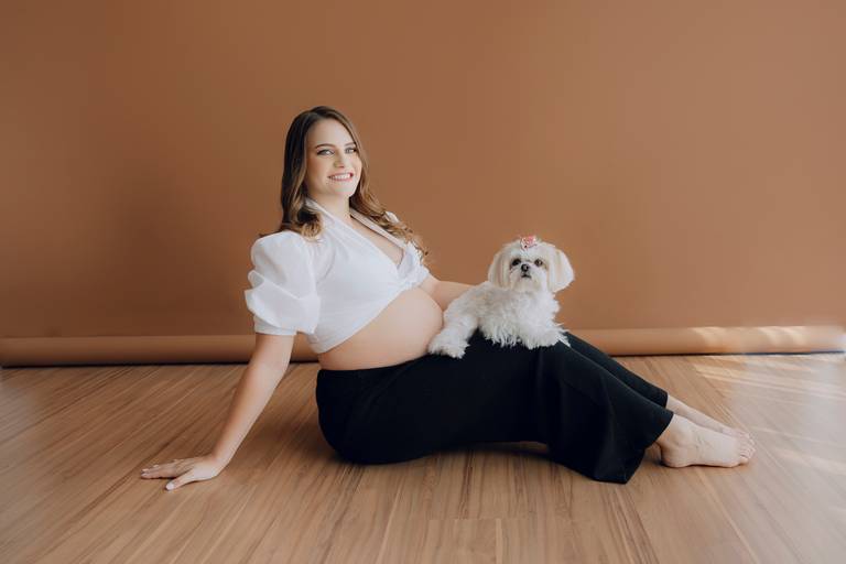 Ensaio gestante Curitiba em estudio fotografia minimalista clean atemporal elegante fashion