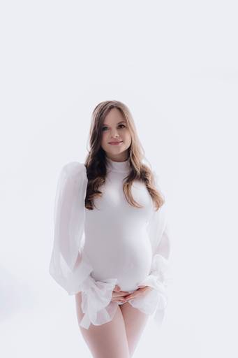 Ensaio gestante Curitiba em estudio fotografia minimalista clean atemporal elegante fashion