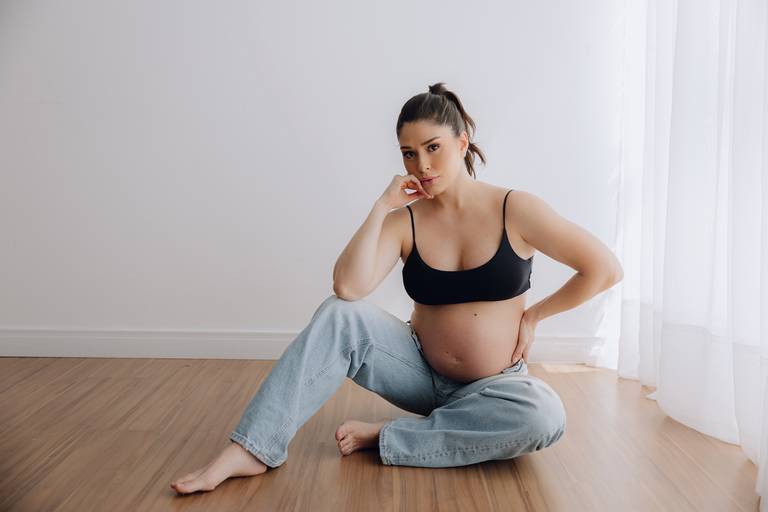 Ensaio gestante Curitiba em estudio fotografia minimalista clean atemporal elegante fashion