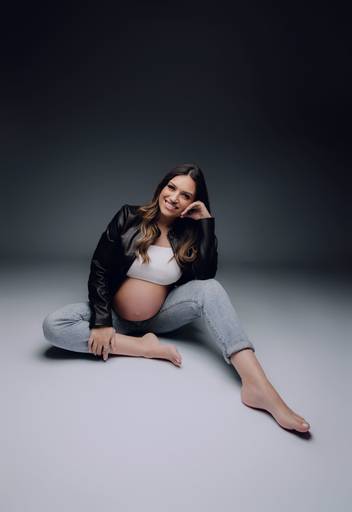 Ensaio gestante Curitiba em estudio fotografia minimalista clean atemporal elegante fashion 