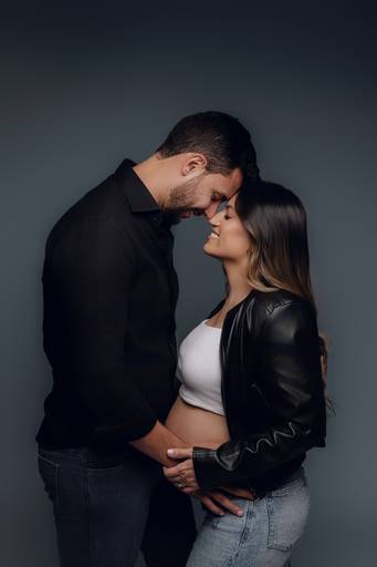 Ensaio gestante Curitiba em estudio fotografia minimalista clean atemporal elegante fashion 