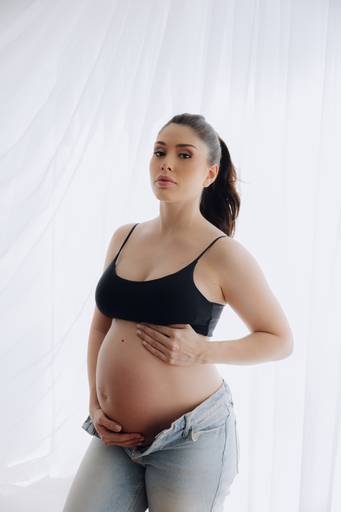 Ensaio gestante Curitiba em estudio fotografia minimalista clean atemporal elegante fashion