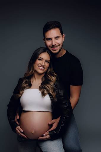 Ensaio gestante Curitiba em estudio fotografia minimalista clean atemporal elegante fashion 