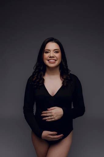 Ensaio gestante Curitiba em estudio fotografia minimalista clean atemporal elegante fashion