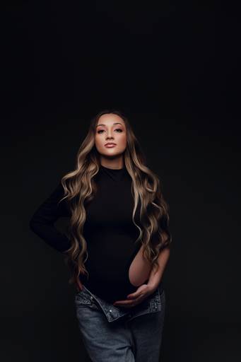 Ensaio gestante Curitiba em estudio fotografia minimalista clean atemporal elegante fashion 