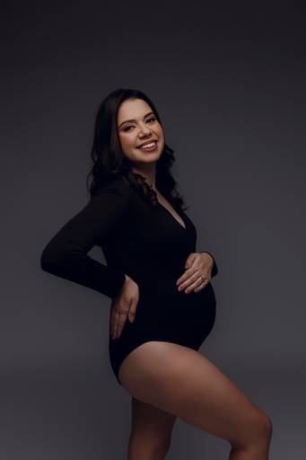 Ensaio gestante Curitiba em estudio fotografia minimalista clean atemporal elegante fashion