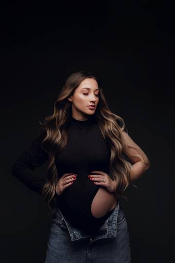 Ensaio gestante Curitiba em estudio fotografia minimalista clean atemporal elegante fashion 