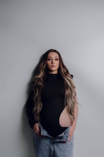 Ensaio gestante Curitiba em estudio fotografia minimalista clean atemporal elegante fashion 