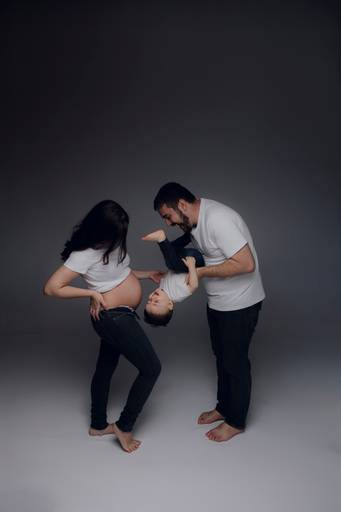 Ensaio gestante Curitiba em estudio fotografia minimalista clean atemporal elegante fashion