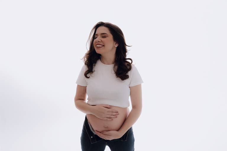 Ensaio gestante Curitiba em estudio fotografia minimalista clean atemporal elegante fashion