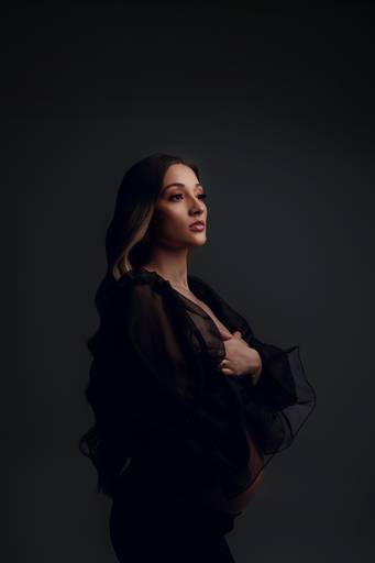 Ensaio gestante Curitiba em estudio fotografia minimalista clean atemporal elegante fashion 