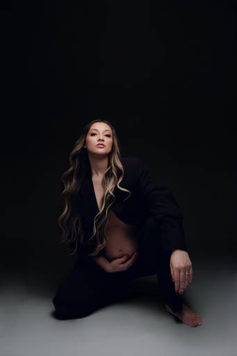 Ensaio gestante Curitiba em estudio fotografia minimalista clean atemporal elegante fashion 