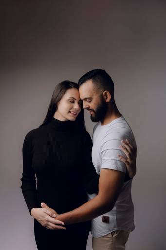 Ensaio gestante Curitiba em estudio fotografia minimalista clean atemporal elegante fashion