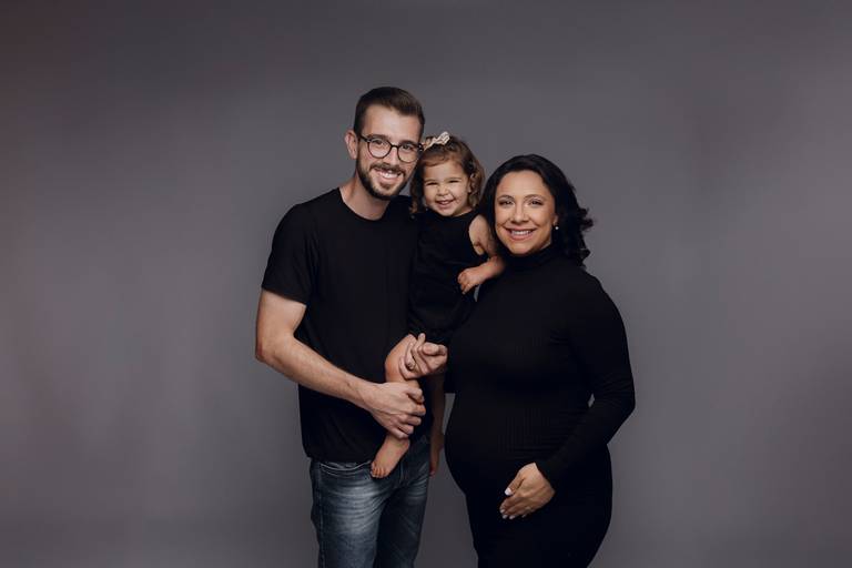 Ensaio gestante Curitiba em estudio fotografia minimalista clean atemporal elegante fashion