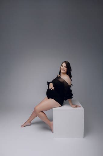 Ensaio gestante Curitiba em estudio fotografia minimalista clean atemporal elegante fashion