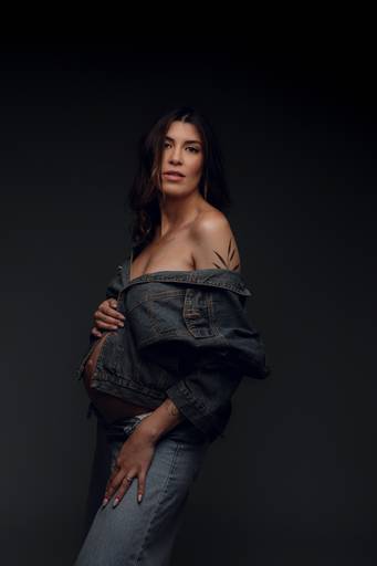 Ensaio gestante Curitiba em estudio fotografia minimalista clean atemporal elegante fashion 