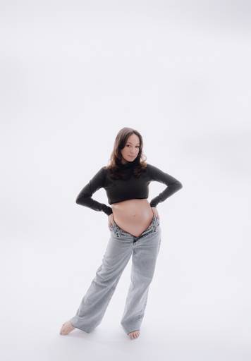 Ensaio gestante Curitiba em estudio fotografia minimalista clean atemporal elegante fashion