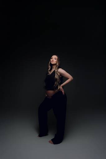 Ensaio gestante Curitiba em estudio fotografia minimalista clean atemporal elegante fashion 