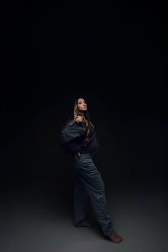 Ensaio gestante Curitiba em estudio fotografia minimalista clean atemporal elegante fashion 