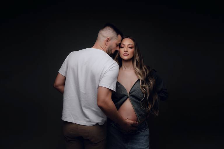 Ensaio gestante Curitiba em estudio fotografia minimalista clean atemporal elegante fashion 