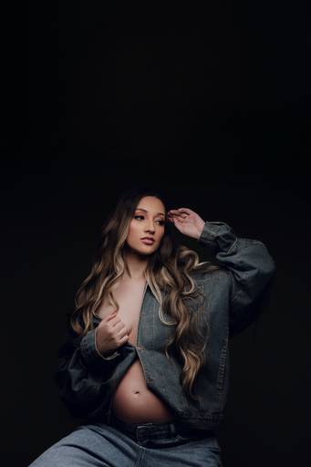 Ensaio gestante Curitiba em estudio fotografia minimalista clean atemporal elegante fashion 