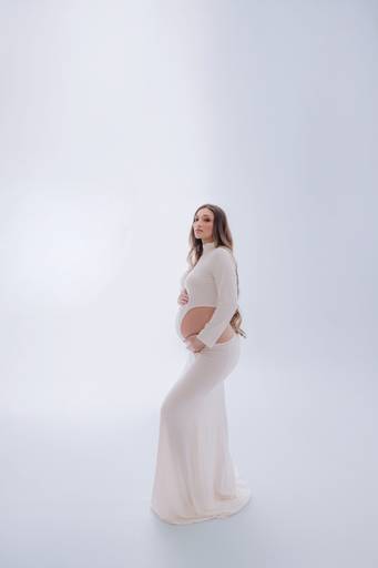 Ensaio gestante Curitiba em estudio fotografia minimalista clean atemporal elegante fashion 