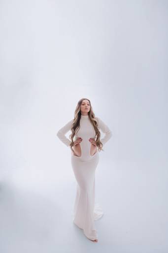 Ensaio gestante Curitiba em estudio fotografia minimalista clean atemporal elegante fashion 